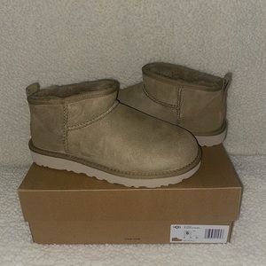 NIB Ugg Ultra Minis in Tomatillo